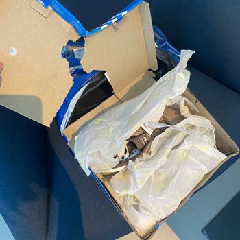 Aldığım Ayakkabının Kutusu Paramparça Ve Teslimat Gecikti