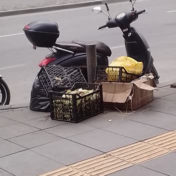 Çankaya Mezarlık Başı Durağında Kaldırım Kenarındaki Çöp Sorunu