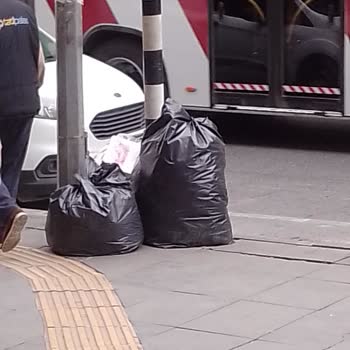 Çankaya Mezarlık Başı Durağında Kaldırım Kenarındaki Çöp Sorunu