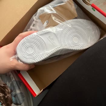 FLO'dan Farklı Modelde Ayakkabı Gönderildi, Değişim Yerine İadeye Yönlendirildim