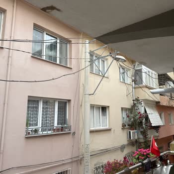 Bornova'da Elektrik Kabloları Güvenlik Sorunu