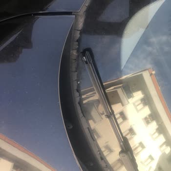 BMW 1.16d Ön Cam Fitili Parçalanıyor Ve İçeri Su Alıyor