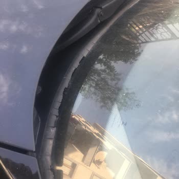 BMW 1.16d Ön Cam Fitili Parçalanıyor Ve İçeri Su Alıyor