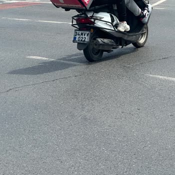 Yemeksepeti Kuryesinin Tehlikeli Ve Saygısız Davranışı