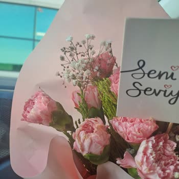 Çiçek Sepeti Anneler Günü'nde Gelen Çiçekler Solmuş ve Özensizdi