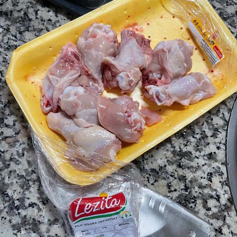 Lezita Tavuk Kanatları Kanlı Ve Kokmuş Çıktı, Çöpe Atmak Zorunda Kaldım