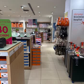 FLO Ayakkabı Mağazasında Kapanış Saati Yaklaşırken Müşteriye Olumsuz Davranış