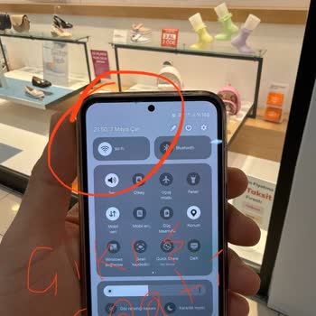 FLO Ayakkabı Mağazasında Kapanış Saati Yaklaşırken Müşteriye Olumsuz Davranış
