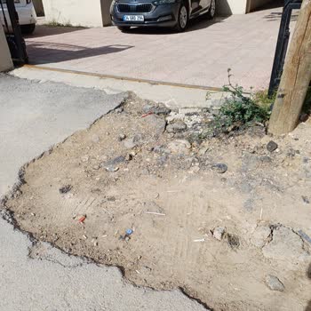 Belediyeden 4 Aydır Çözüm Bekleyen Tehlikeli Kazı Alanı