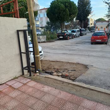 Belediyeden 4 Aydır Çözüm Bekleyen Tehlikeli Kazı Alanı