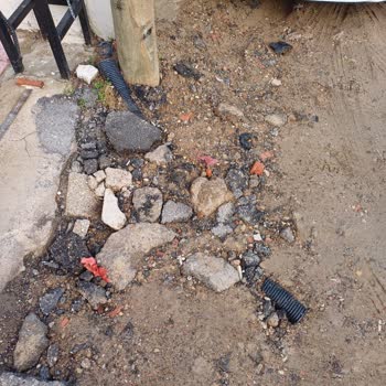 Belediyeden 4 Aydır Çözüm Bekleyen Tehlikeli Kazı Alanı