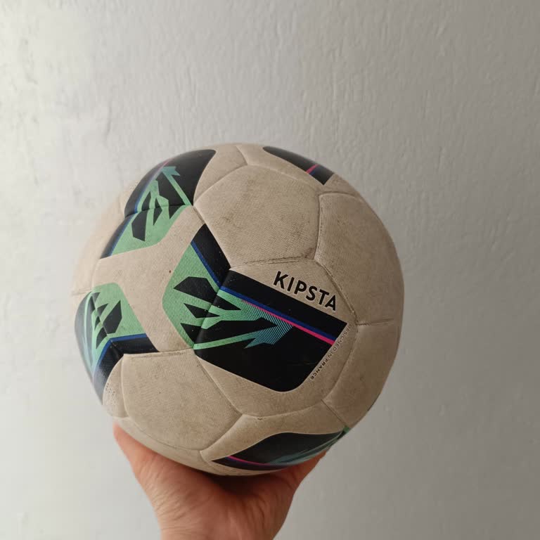 Kısa Sürede Patlayan Futbol Topu Ve Yetersiz Mağaza Desteği