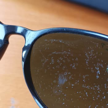 Rayban Gözlük Camları Kendi Kendine Tahrip Oldu, Çözüm Sunulmuyor