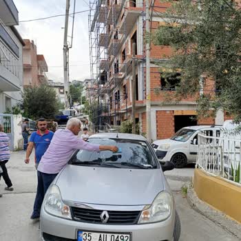 İnşaat Vincinden Arabama Beton Döküldü, Hiçbir Önlem Alınmadı