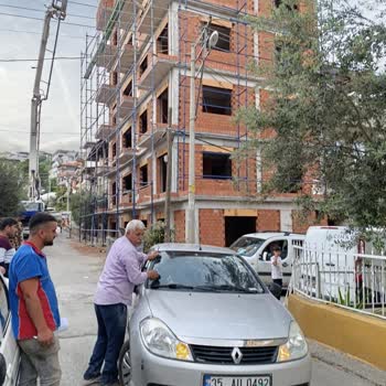İnşaat Vincinden Arabama Beton Döküldü, Hiçbir Önlem Alınmadı