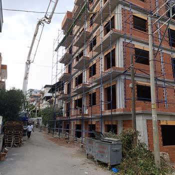 İnşaat Vincinden Arabama Beton Döküldü, Hiçbir Önlem Alınmadı