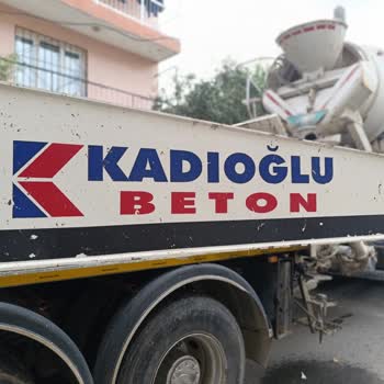 İnşaat Vincinden Arabama Beton Döküldü, Hiçbir Önlem Alınmadı