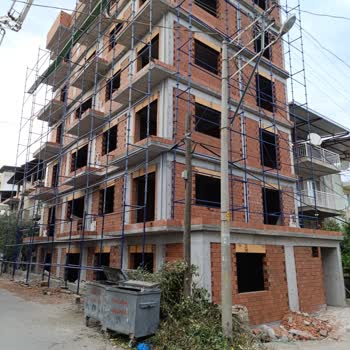 İnşaat Vincinden Arabama Beton Döküldü, Hiçbir Önlem Alınmadı