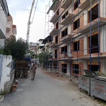 İnşaat Vincinden Arabama Beton Döküldü, Hiçbir Önlem Alınmadı