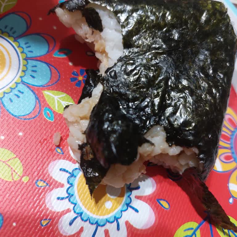 Sushida Dardanel Karidesli Onigiri Sushi Ürününün İçinden Böcek Çıkması