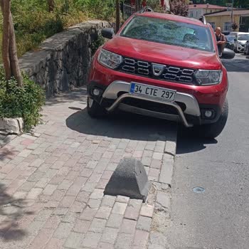 Okul Önünde Kaldırım İşgali: Çocuklar Tehlikede