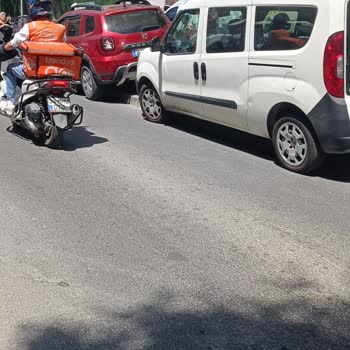 Okul Önünde Kaldırım İşgali: Çocuklar Tehlikede