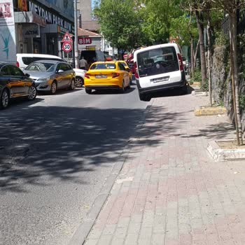 Okul Önünde Kaldırım İşgali: Çocuklar Tehlikede