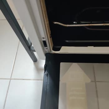 Simfer Mini Fırının Kapağı Aniden Bozuldu, Yüksek Onarım Ücreti Talep Ediliyor