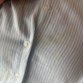 Yves Rocher Parfüm Kıyafetlerimde Kahve Lekesi Gibi İzler Bırakıyor