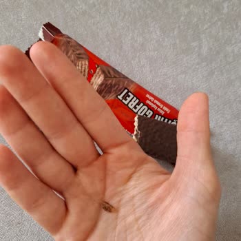 Çikolatanın İçinden Taş Gibi Cisim Çıktı!