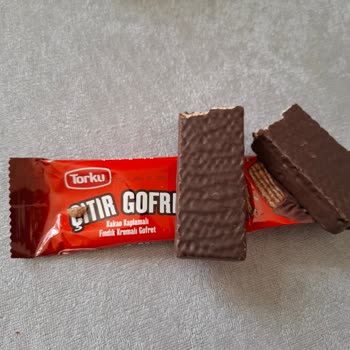 Çikolatanın İçinden Taş Gibi Cisim Çıktı!