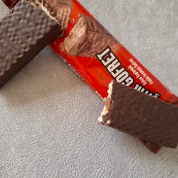 Çikolatanın İçinden Taş Gibi Cisim Çıktı!