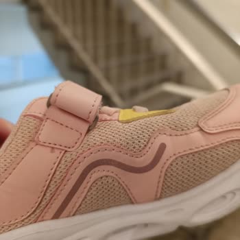 Bir Günde Yırtılan Ayakkabı Ve Mağaza İnceleme Sürecinde Yaşanan Hayal Kırıklığı