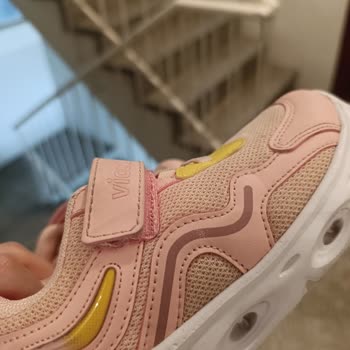 Bir Günde Yırtılan Ayakkabı Ve Mağaza İnceleme Sürecinde Yaşanan Hayal Kırıklığı