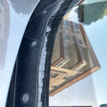 BMW 116i Ön Cam Silecek Altı Izgarasında Erken Deformasyon Ve Su Sızdırma Sorunu