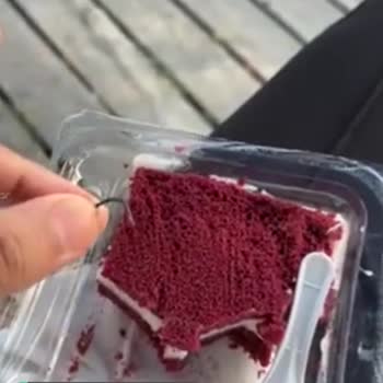 A101 Hanımdan Kadife Tatlısını Yerken İçerisinden Demir Parçası Çıktı!