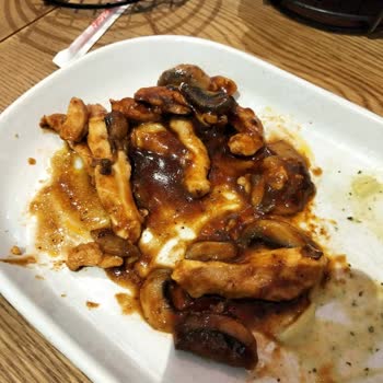 Green Salads'ta Hayal Kırıklığı: Çiğ Tavuk Ve Pişmemiş Makarna!