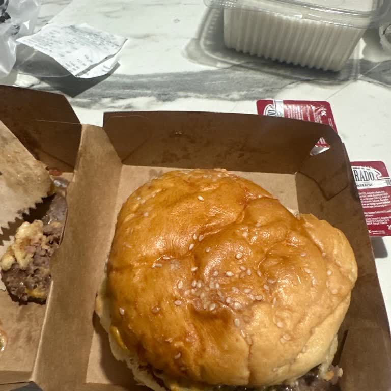 Bozuk Ve Kötü Kokulu Hamburger Menüsü İle Yetersiz Çözüm