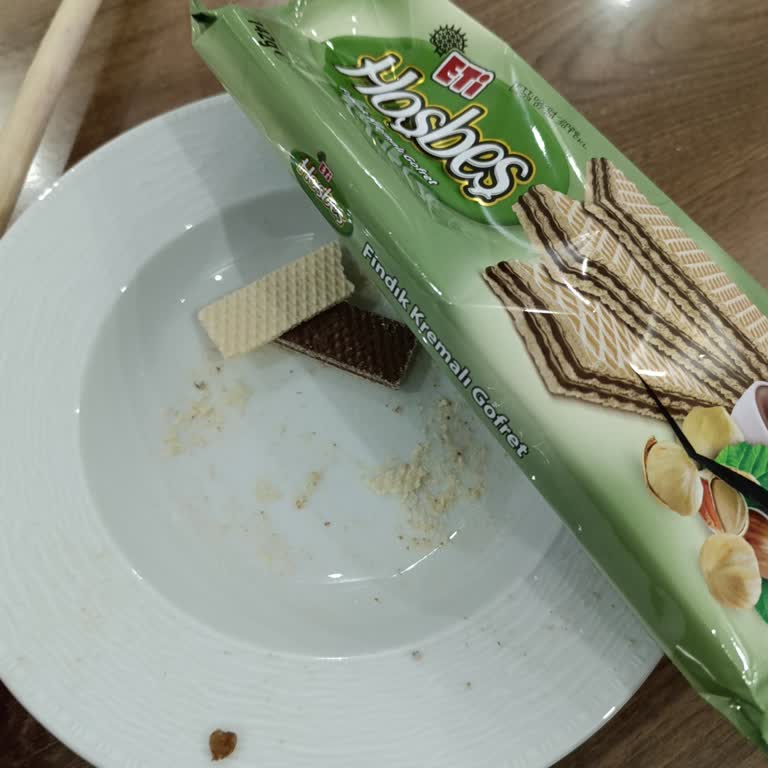 Eti Hoşbeş Gofretin İçinden Sert Cisim Çıktı, Çocuğum Korktu