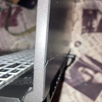 Monster Abra A5 Ekranında Simetrik Çatlaklar Ve Menteşe Problemi