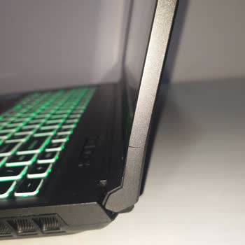 Monster Abra A5 Ekranında Simetrik Çatlaklar Ve Menteşe Problemi