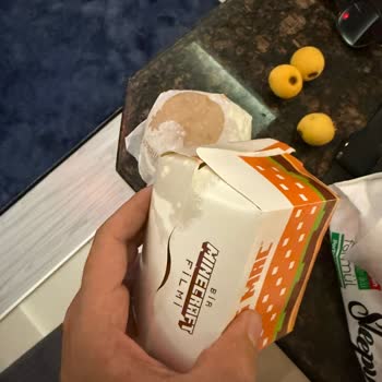 Kola Dökülmüş, Paramparça Hamburgerlere 500 TL Ödedim, İade De Yapılmadı!