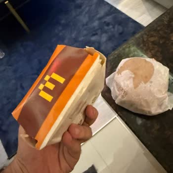 Kola Dökülmüş, Paramparça Hamburgerlere 500 TL Ödedim, İade De Yapılmadı!
