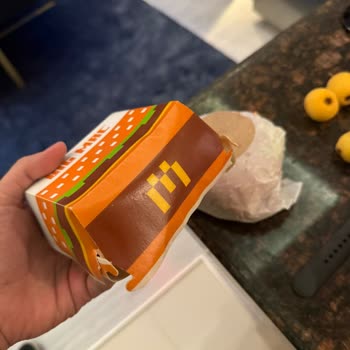 Kola Dökülmüş, Paramparça Hamburgerlere 500 TL Ödedim, İade De Yapılmadı!