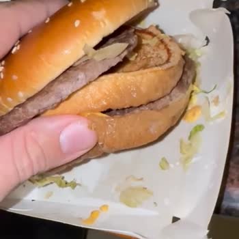 Kola Dökülmüş, Paramparça Hamburgerlere 500 TL Ödedim, İade De Yapılmadı!