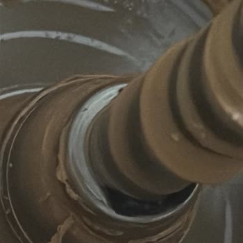 Dondurma Makinesi Kazanı Çalışırken Duruyor Ve Antifriz Sızıyor