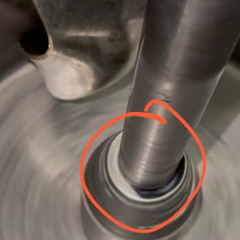 Dondurma Makinesi Kazanı Çalışırken Duruyor Ve Antifriz Sızıyor