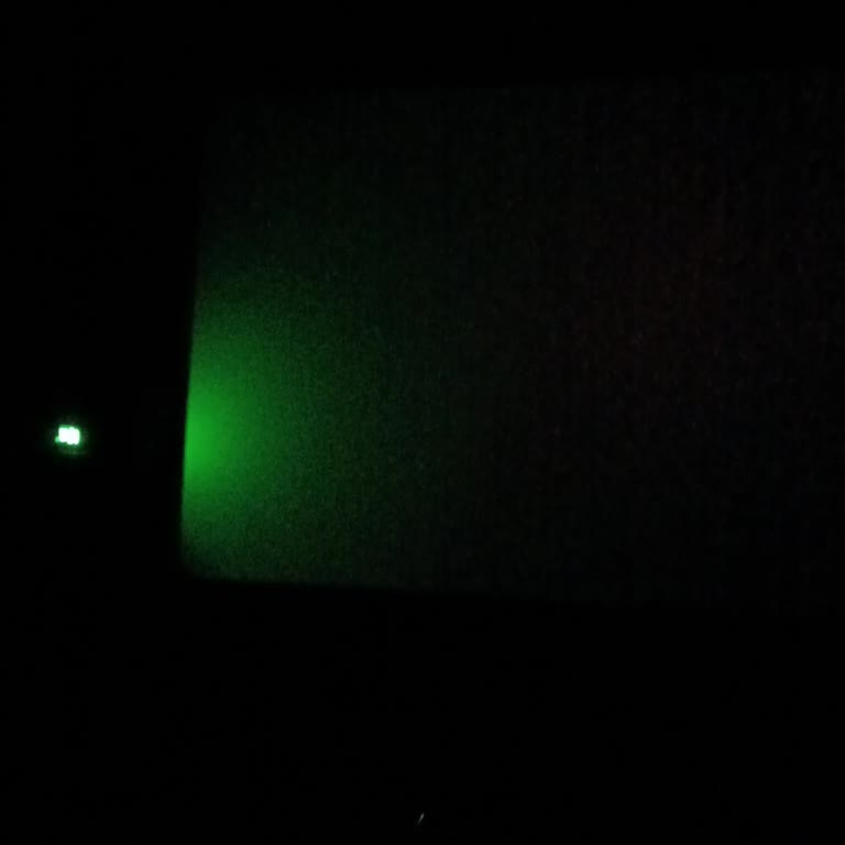 Sinema Salonunda Karanlık Görüntü Ve Rahatsız Edici Işık İle Keyifsiz Film Deneyimi