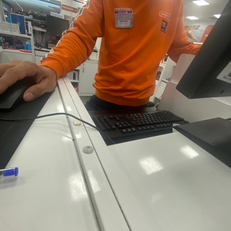 Teknosa'da Garanti Kapsamında Ekran Jelatini Değişimi Sürecinde Yaşanan Mağduriyet Ve İlgisizlik