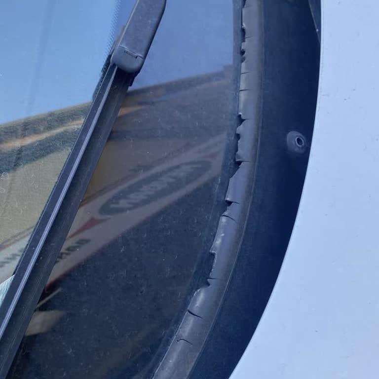 BMW 1.16d Ön Cam Silecek Izgarasında Deformasyon Ve Su Alma Sorunu